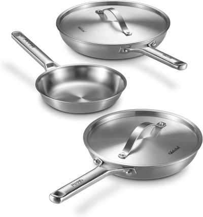 Set de 3 sartenes diámetros de 8, 10 y 12 pulgadas. — Acero inoxidable apto para inducción con tapas acero.